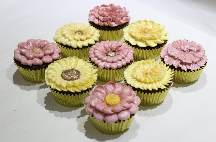 Piped Flower Cup Cakes